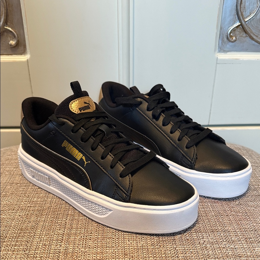 NWOT PUMA Smash SIZE 7.5